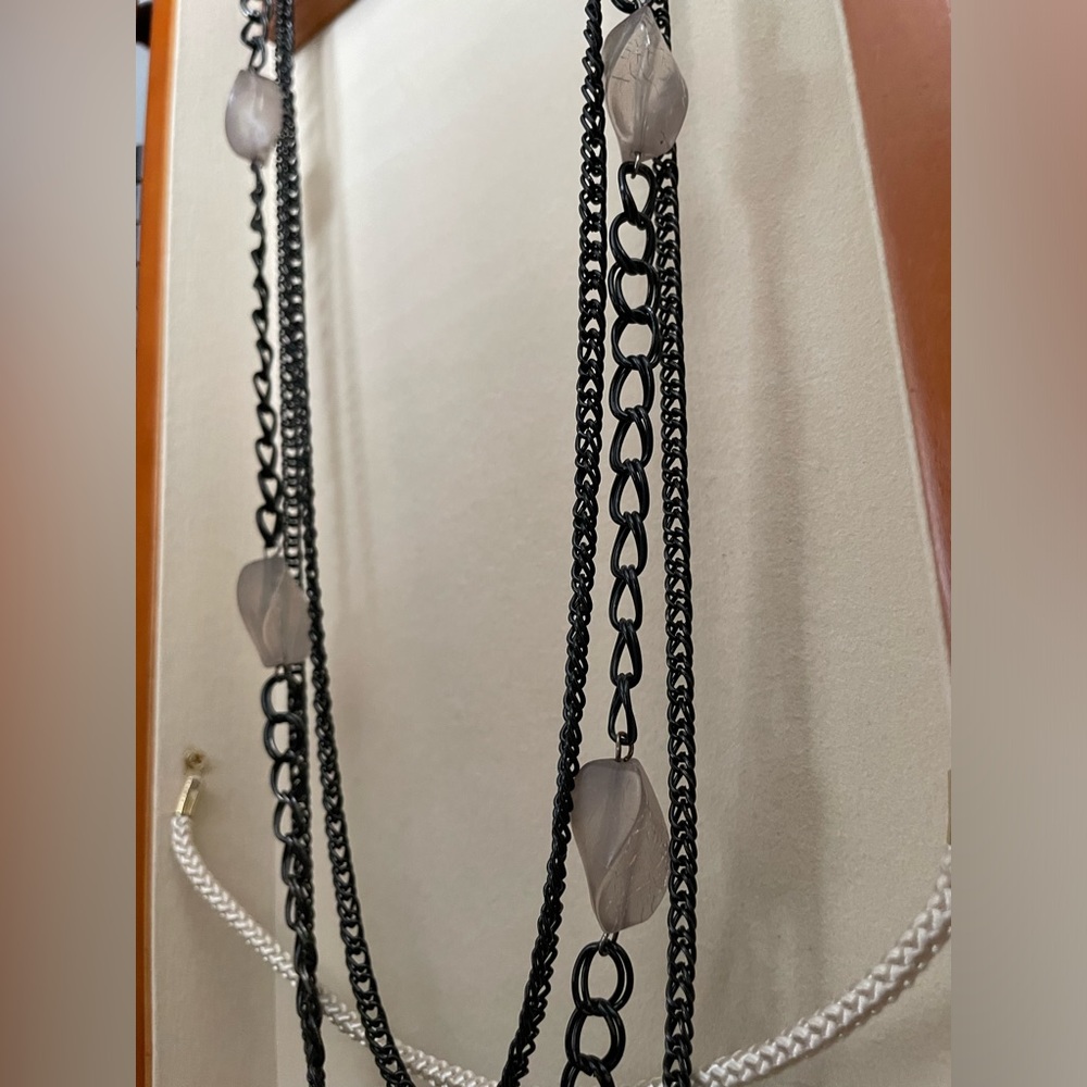 Necklace bundle - like new - orange, white and black necklaces varied lengths - Picture 6 of 7